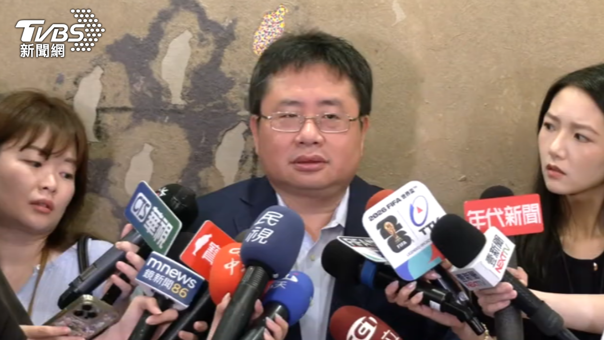 媒體人矢板明夫在台中遭持香港護照男子攻擊,強調絕不會向製造恐懼的勢力低頭。(圖/TVBS)