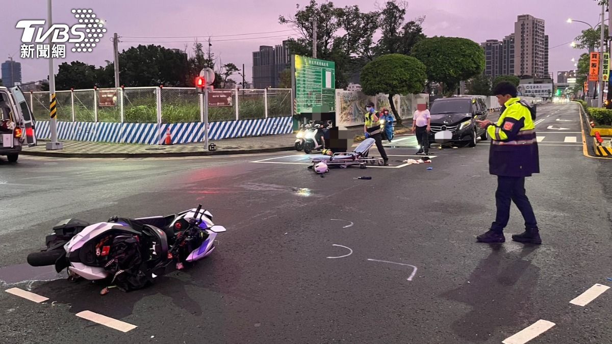 等紅燈遇奪命事故！女大生遭黑色廂型車衝撞腦死。（圖／TVBS）