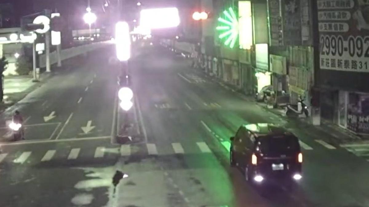 肇事司機在車禍前一個路口就闖紅燈。（圖／TVBS）