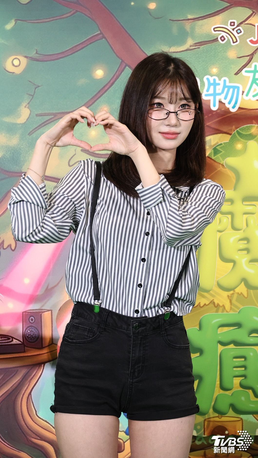 李珠珢選擇方框眼鏡是因為之前表演也有戴,深受粉絲好評。(圖/張哲鳴攝)