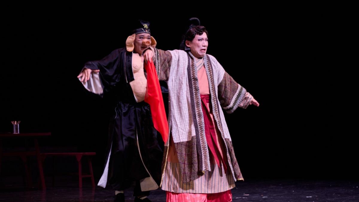 白雲(左)、與郭子乾在《女俠俱樂部》公益舞台劇《黑家店》有精彩對手戲。(圖/尊鵬國際有限公司提供)