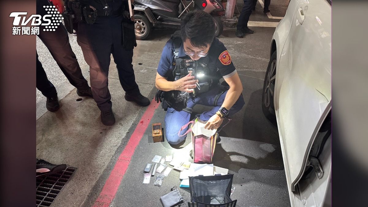 警方在毒駕男車上搜出大量毒品。(圖/TVBS)