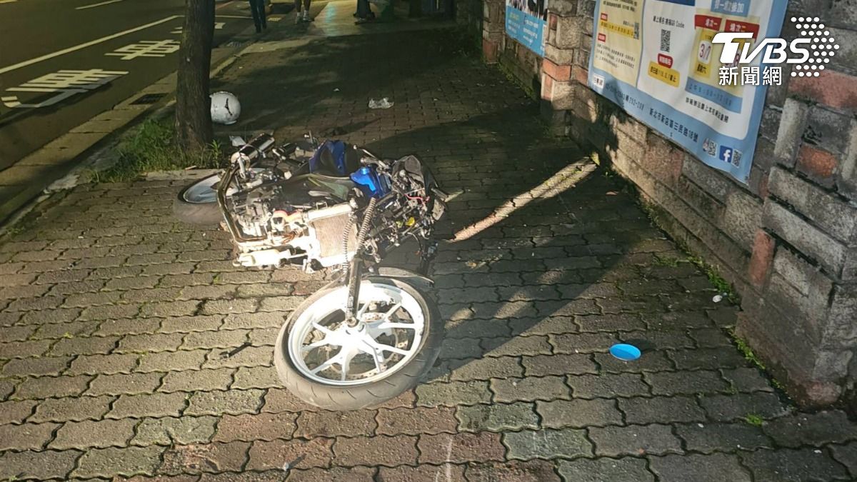 新店深夜嚴重車禍!21歲機車男騎士失控高速撞牆 命危搶救中