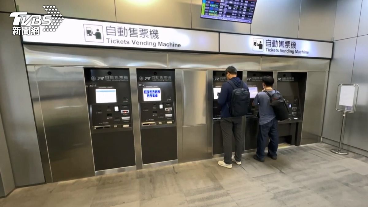 台鐵售票機台維護完成後才開放使用。（圖／TVBS）
