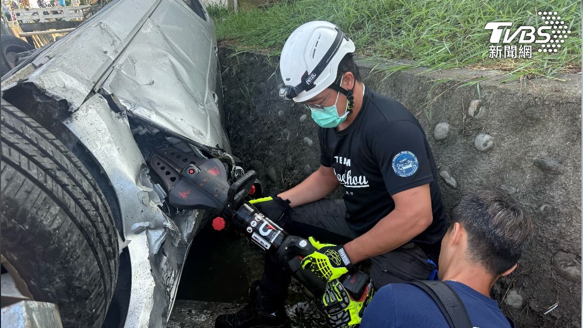 汽車與一輛機車發生碰撞,墜落大排水溝。(圖/TVBS)
