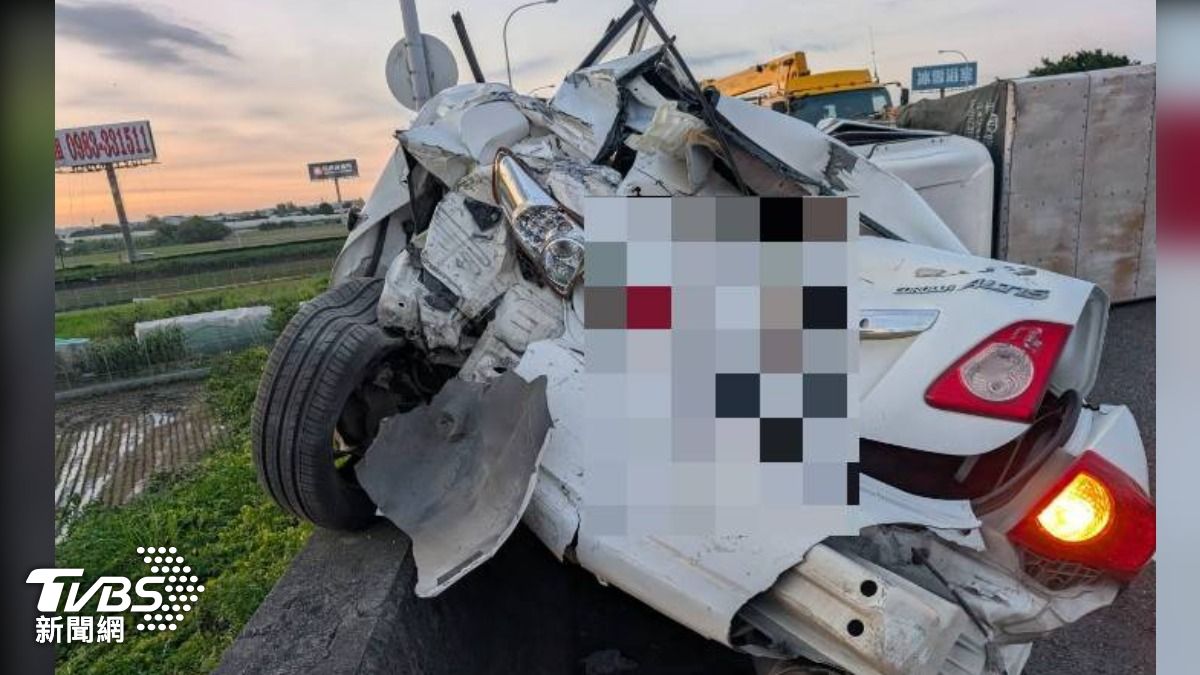 國1南向3車連撞！失控側翻扭曲變廢鐵　車體慘況曝