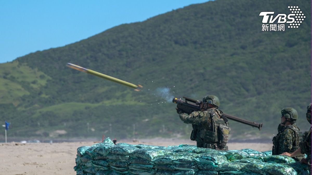 人攜式刺針飛彈射擊。(圖/國防部提供)