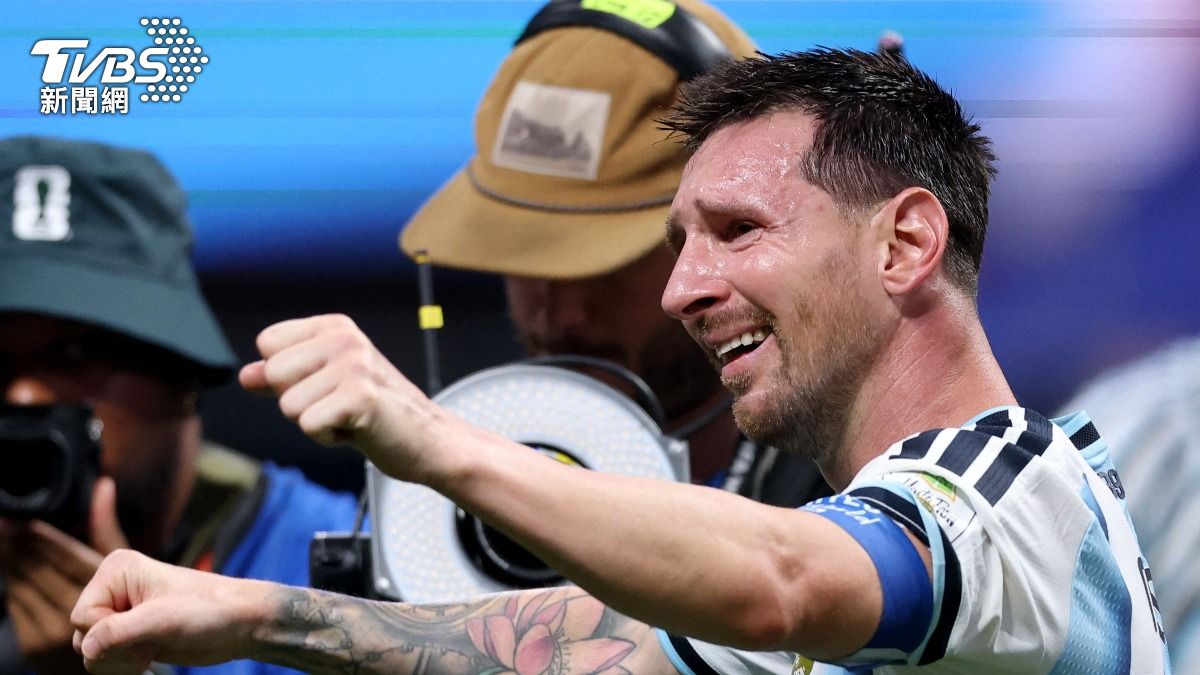 率領阿根廷完成史詩逆轉的足球名將梅西(Lionel Messi),賽後慶祝時眼眶泛紅。(圖/達志影像路透社)