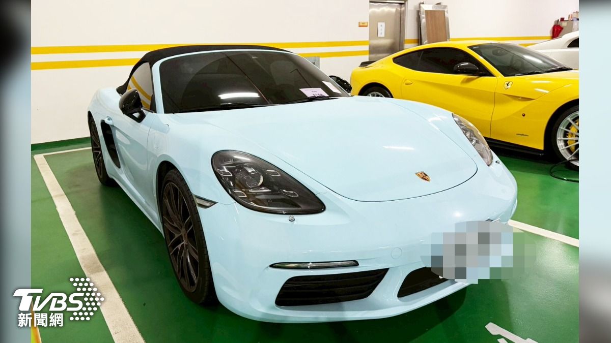 士林分署拍賣淺藍色保時捷718 Boxster S跑車。（圖／TVBS）