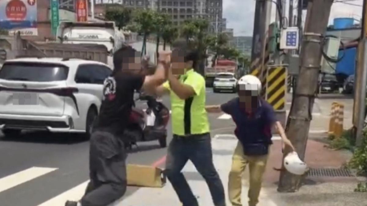 一天被抓兩次!淡水男街頭爆打媽媽 拿水桶砸路人還襲警