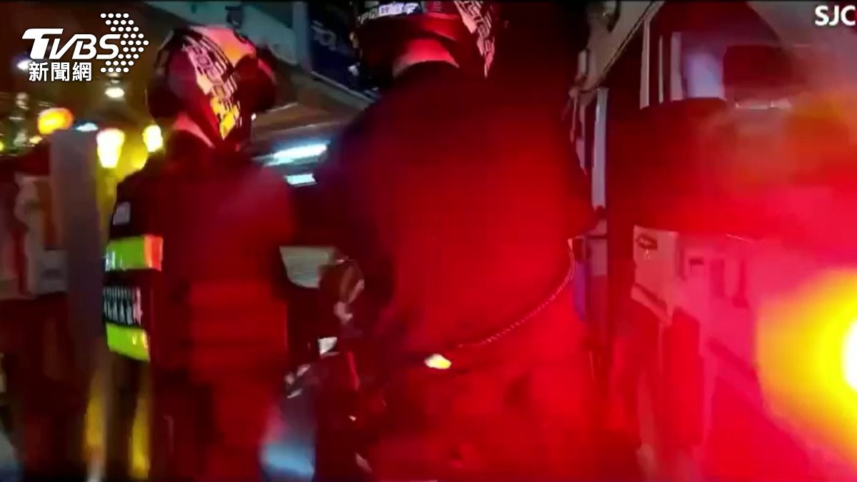 男子同日晚間又於淡水鬧事遭強制送醫。（圖／TVBS）