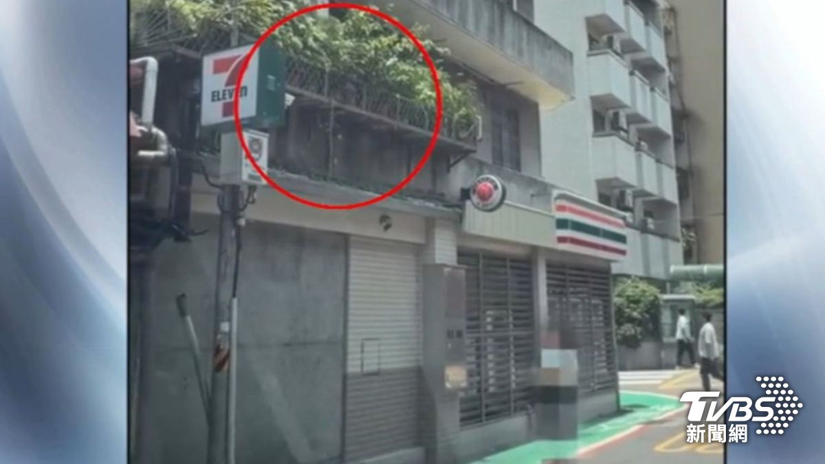 2樓澆花水潑行人 屋主道歉:看不到下面。(圖/TVBS)