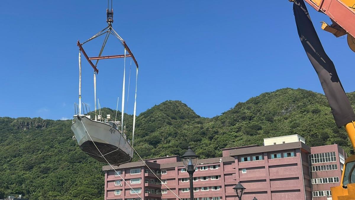 基隆八斗子碼頭用吊車把小艇吊上岸,大型船隻則是入港安置。(圖/TVBS)