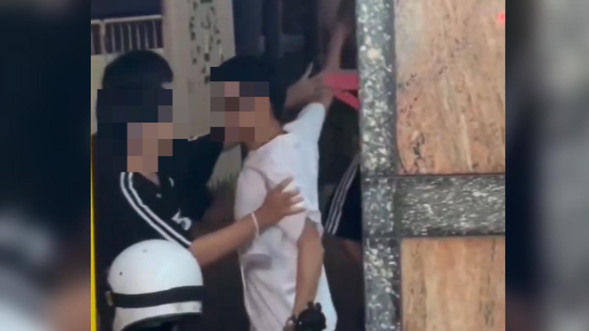 白衣男子不滿被對方錄影,上前理論爆發爭執。(圖/翻攝 社會事新聞影音)