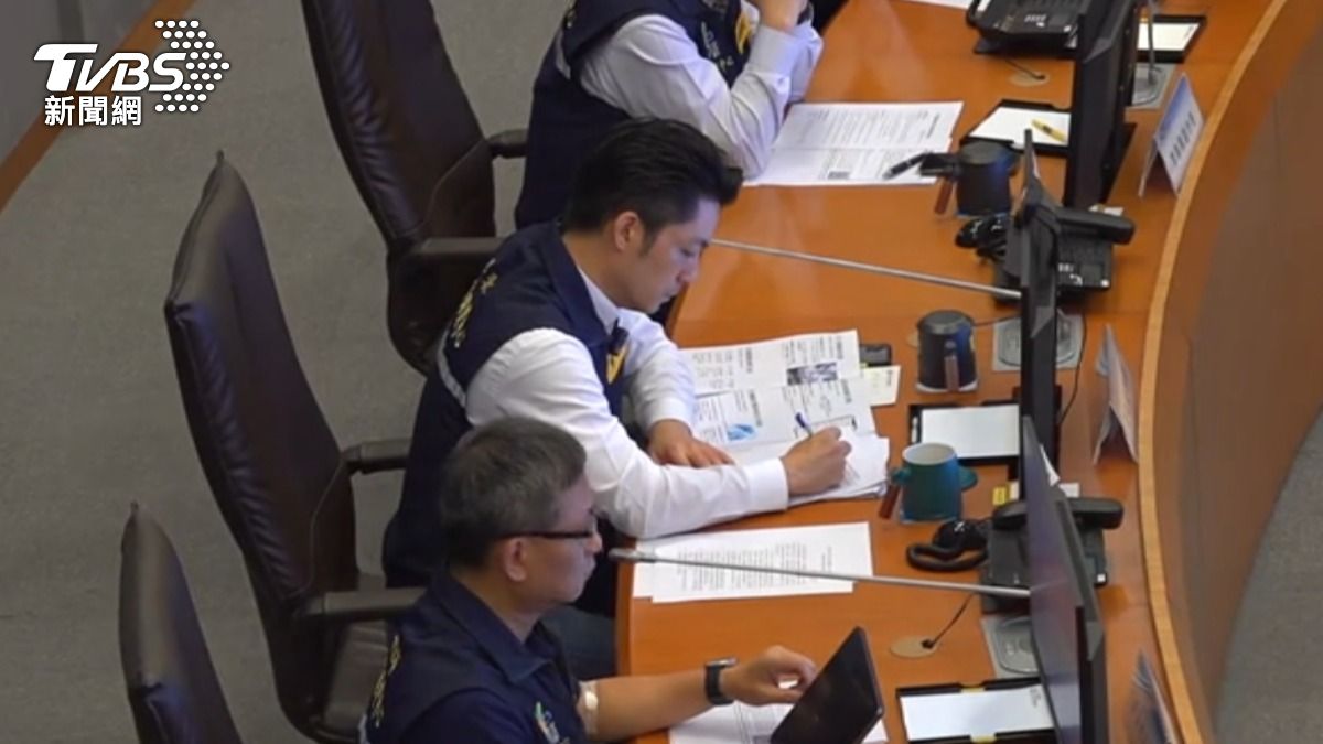 台北市長蔣萬安前往災害應變中心,聽取巴威颱風報告。(圖/TVBS)
