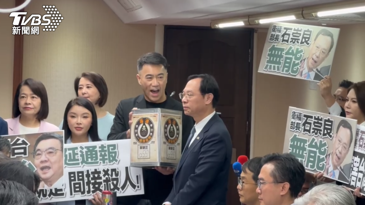 衛福部長石崇良今（8）日前往立法院報告時遭藍委圍剿。（圖／TVBS）