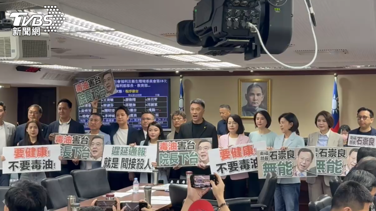 藍委今(8)日在立法院圍剿砲轟石崇良,大喊下台。(圖/TVBS)