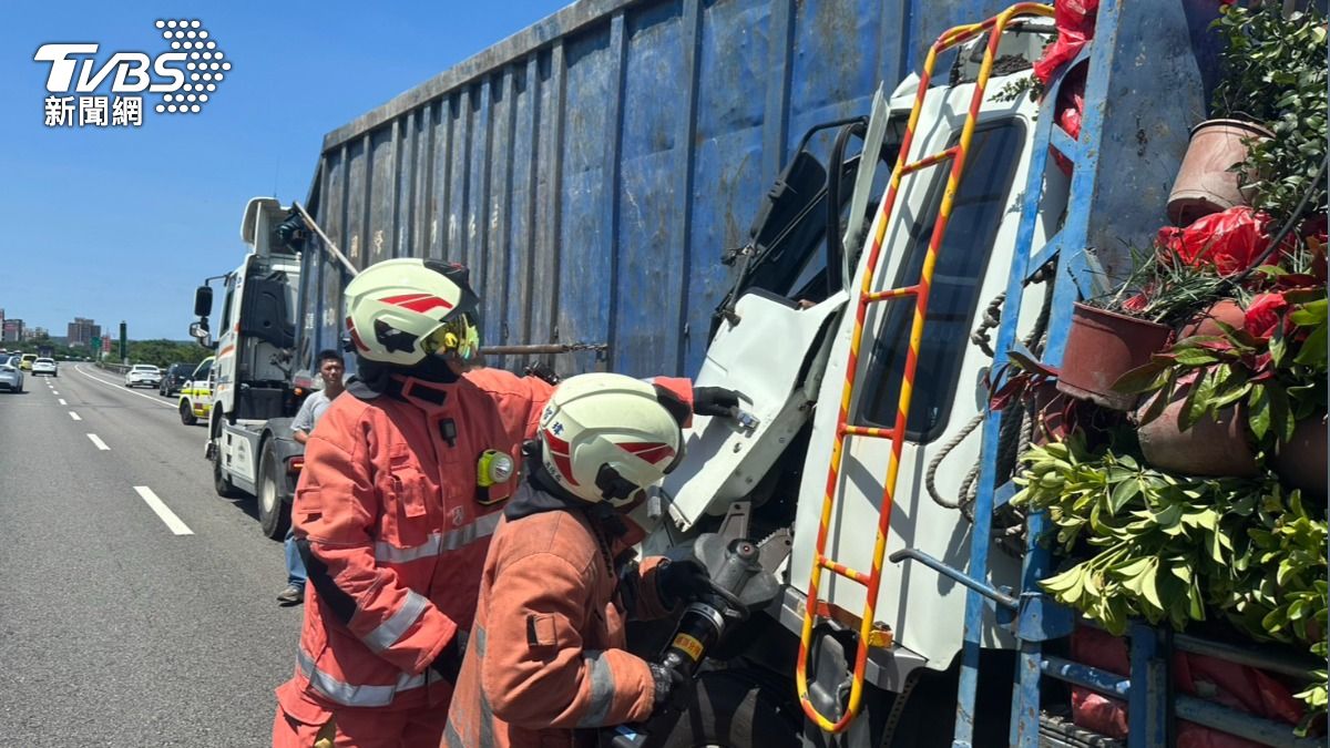 國一新竹段嚴重車禍！車頭變形司機受困駕駛座　回堵五公里塞爆