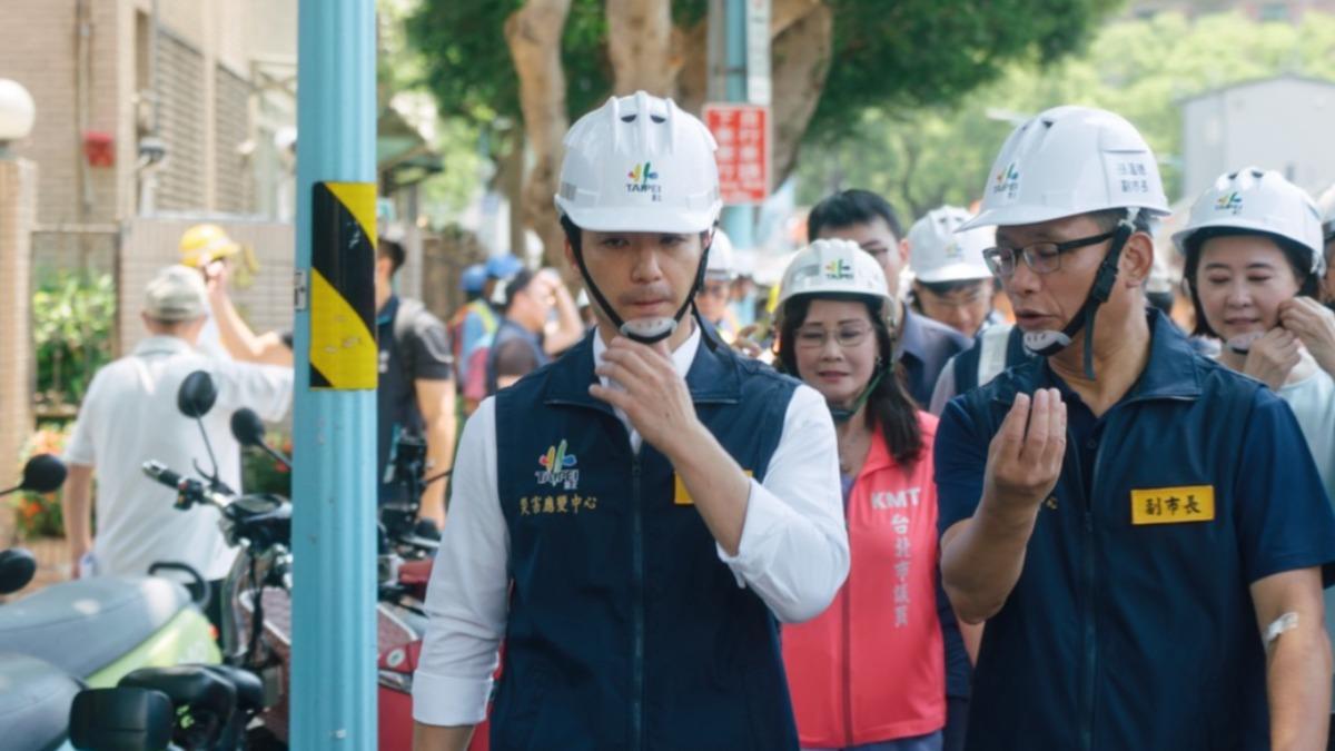 蔣萬安趕赴敦化北路視察天坑,確認暫時安全無虞。(圖/台北市政府)