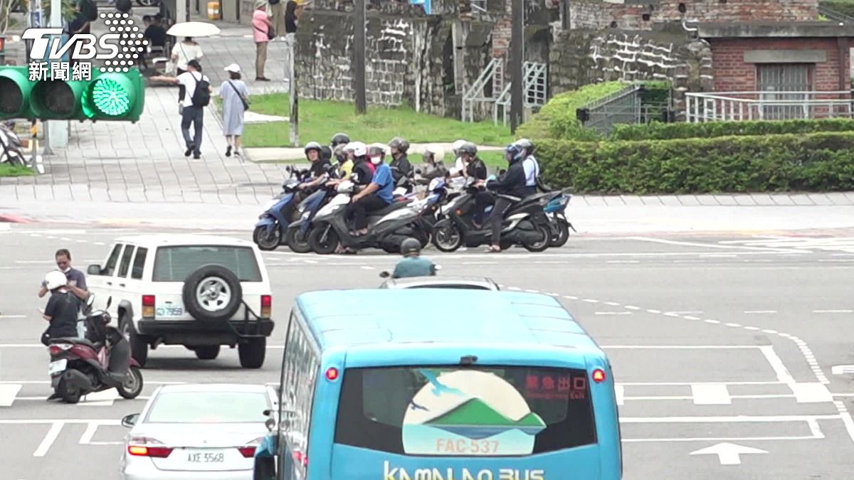 兩段式左轉該廢嗎?台南試辦成效掀數據爭議。(圖/TVBS)