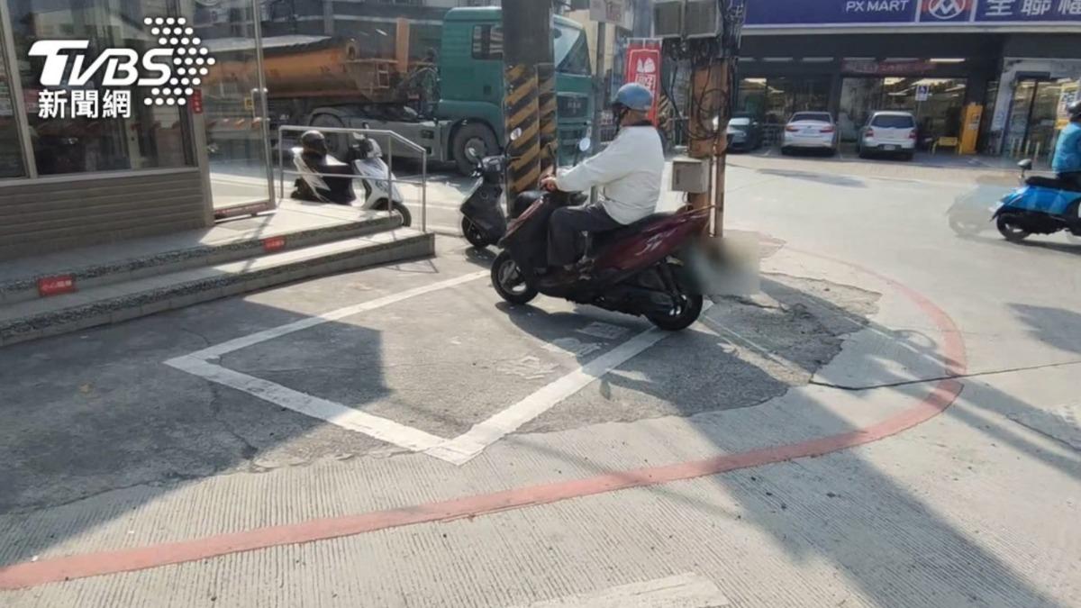 從「待轉大富翁」到台南試辦,機車路權爭議延燒20年。(圖/TVBS)