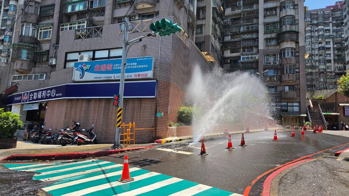 水柱狂噴一層樓高!台水挖破管 基隆仁愛區1249戶停水急搶修