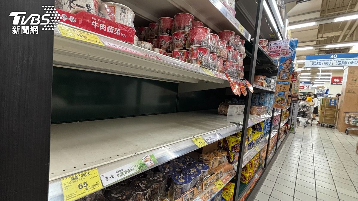 泡麵仍是第一熱銷防災存糧,下午時段仍有部分商品缺貨。(圖/華子琛)
