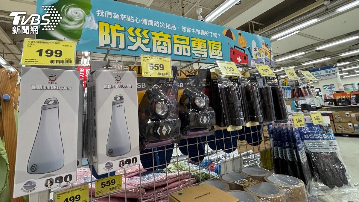 賣場開設防災商品專區,販賣手套、照明燈具。(圖/華子琛攝)