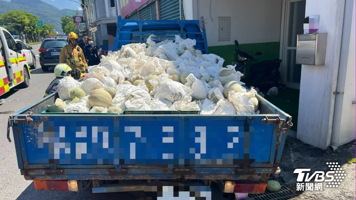 有片／颱風趕採收！貨車猛撞騎士「2人捲車底」 哈密瓜碎滿地