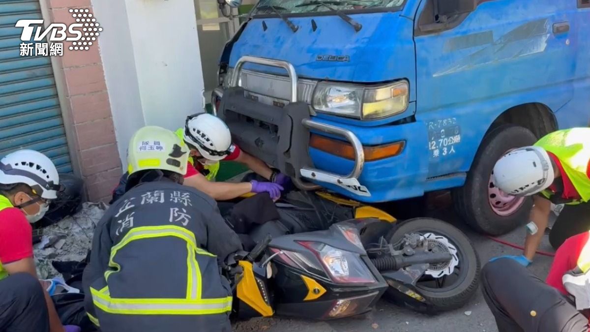 警消獲報到場後，立即協助江男及羅女脫困。（圖／TVBS）