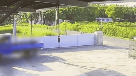 兩車對撞瞬間，強大的撞擊力導致機車瞬間瓦解。（圖／TVBS）