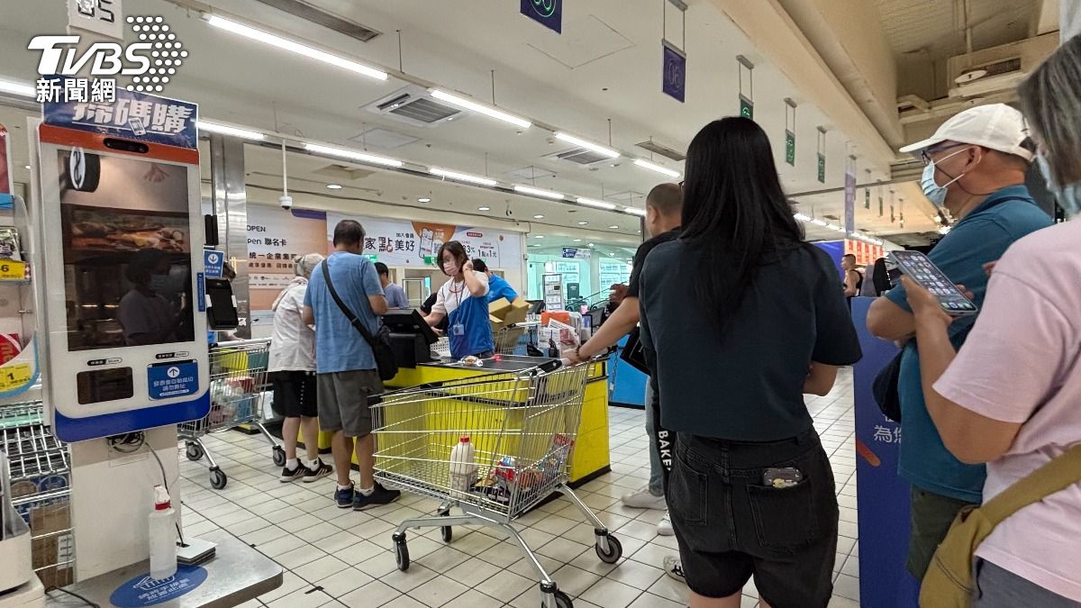 擔憂颱風災情,賣場下午便出現不少民眾在採買防颱物資。(圖/華子琛攝)
