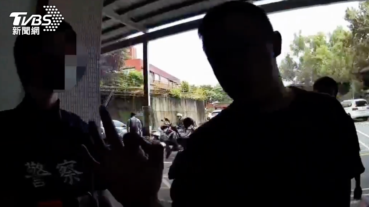 隔熱紙被刁難!男子大鬧士林監理站 警方人牆阻衝突