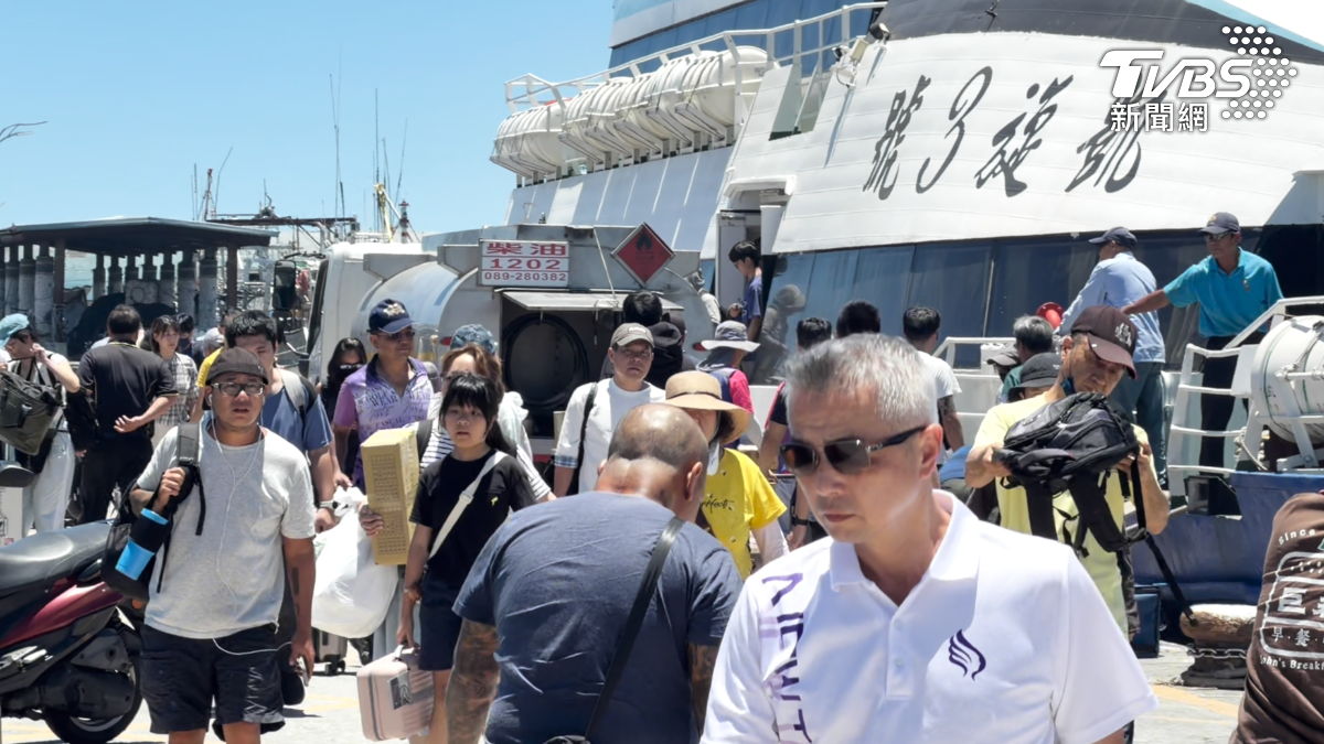 由於巴威颱風接近台灣,東部航線停航至11日,旅客們搶搭綠島回台東的最後一班船(圖/TVBS)