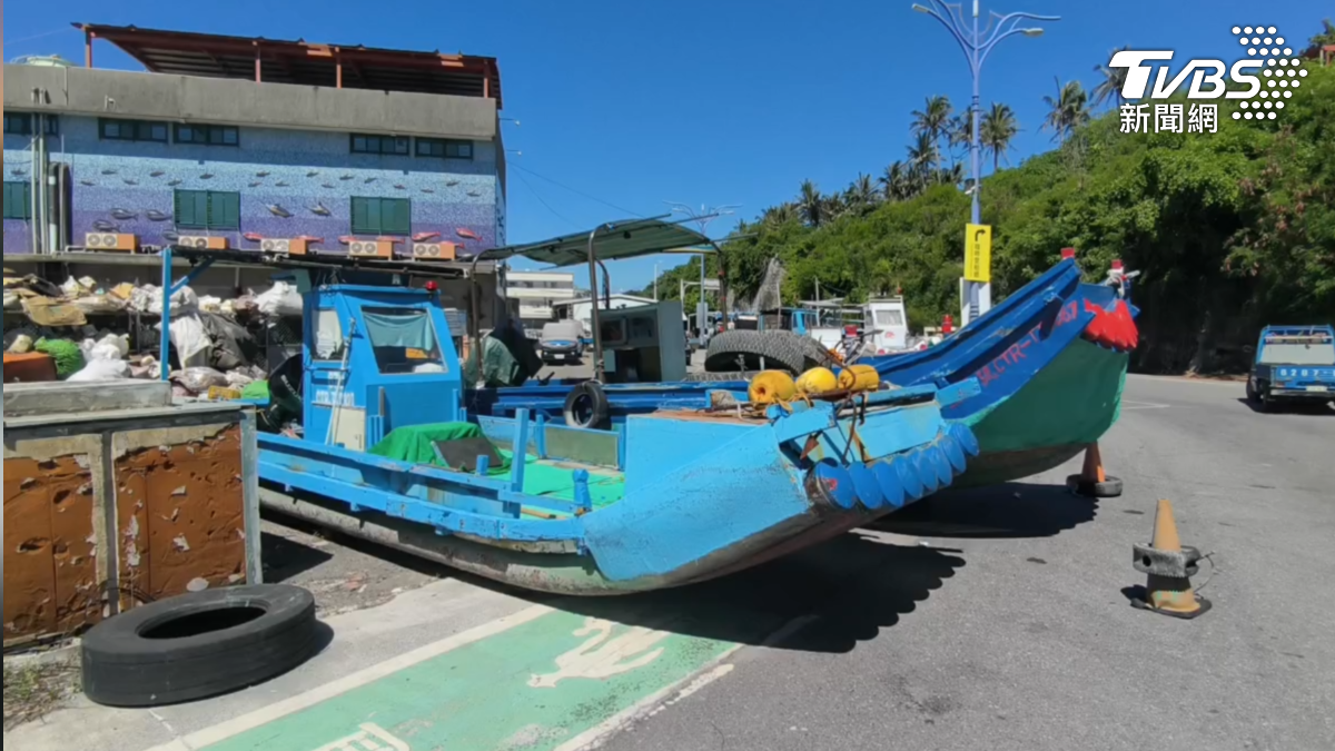 台東富岡漁港,平時周邊停車位一位難求,但為了防颱,漁民已將漁船與竹筏特地停上岸(圖/TVBS)