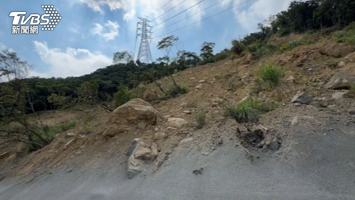 整座山在位移！雙溪居民憂強颱來襲，土石流災情重演。（圖／TVBS）