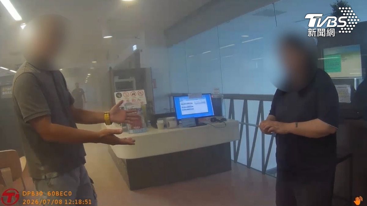 高雄大東文化中心圖書館8日中午，遭滅火器攻擊！44歲女嗆沒消防演練，竟直接拿起粉末滅火器狂噴。（圖／TVBS）
