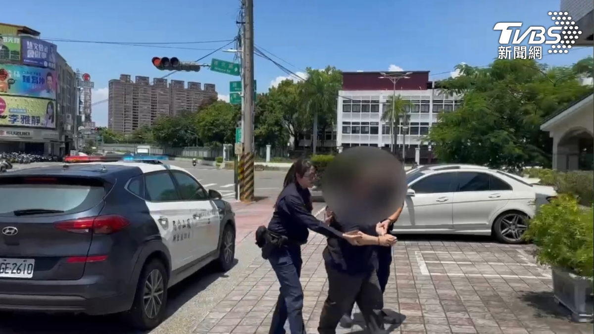 警方將依公共危險罪及毀損罪嫌，將陳姓女子移送高雄地檢署偵辦，通緝部分也將一併移送處理（圖／TVBS）