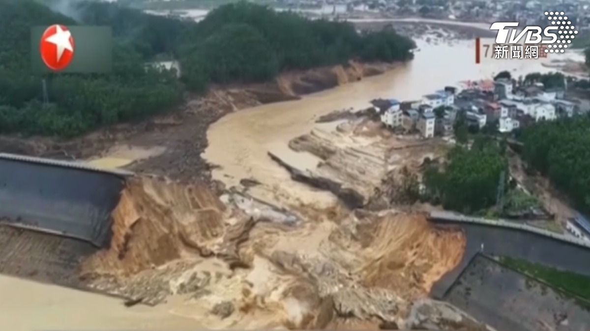 颱風「梅莎」重創大陸廣西，當地2座水庫潰堤引發洪水。（圖／翻攝上海東方衛視）