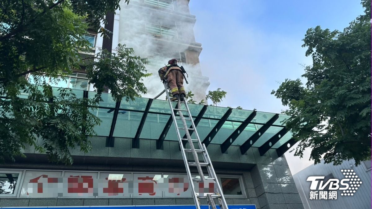 快訊/三重12層高樓火警黑煙狂竄 民眾受困窗台、屋簷呼救
