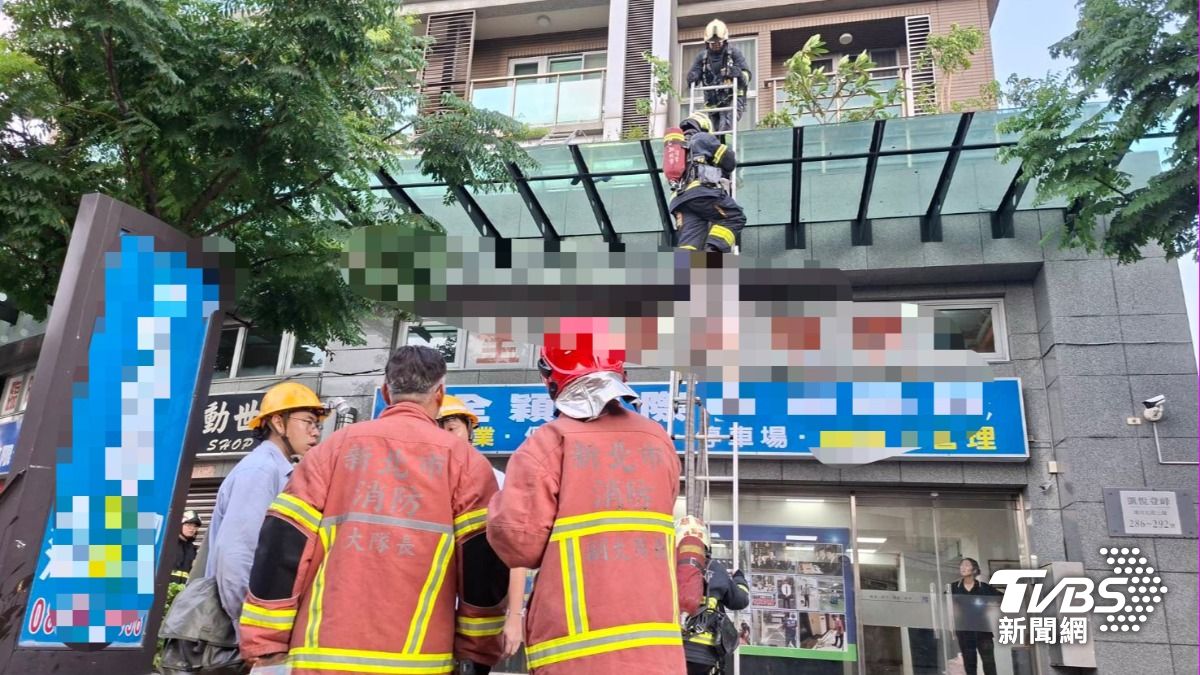 消防獲報後立即出動30車78人前往灌救。（圖／TVBS）