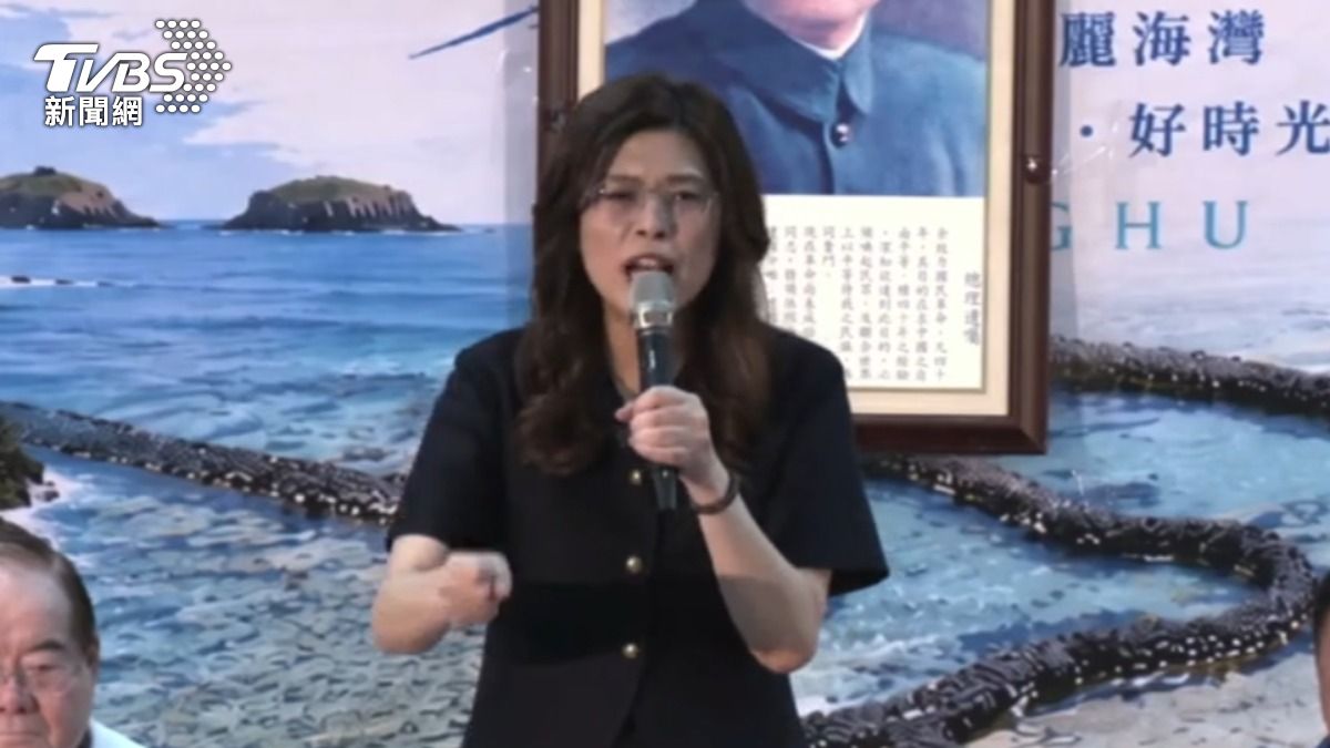 國民黨主席鄭麗文遠赴澎湖召開行動中常會,合體地方參選人高喊團結。(圖/TVBS)