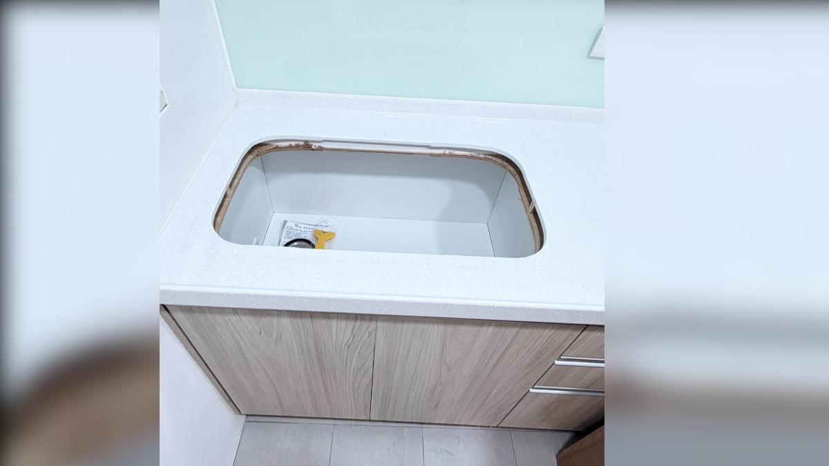 除了冷氣機,IH爐也遭竊。(圖/當事人提供)