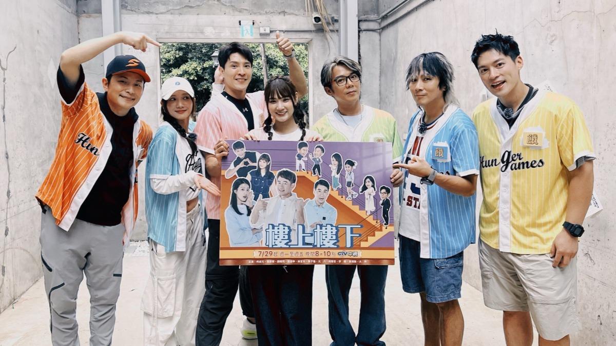 孫協志(左起)、蔡黃汝、龍語申、林宜禾、陳子強、王仁甫、許孟哲出外景。(圖/中視提供)