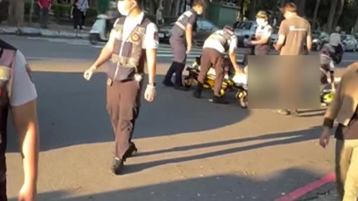 一名騎士挨撞重摔，腿骨折、身體多處擦挫傷，緊急上擔架送醫。（圖／Threads:cj___021116）