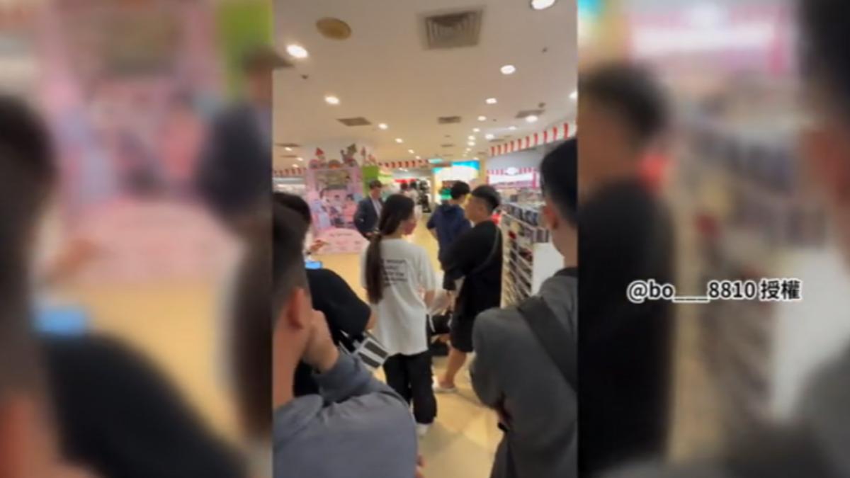 民眾排買戰鬥陀螺。(圖/@bo___8810 授權提供)