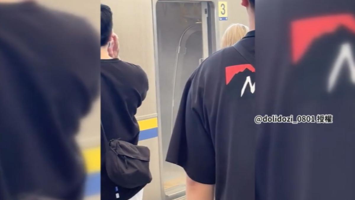 台鐵區間車車廂竄出濃煙。（圖／@dolidozi_0801 授權）