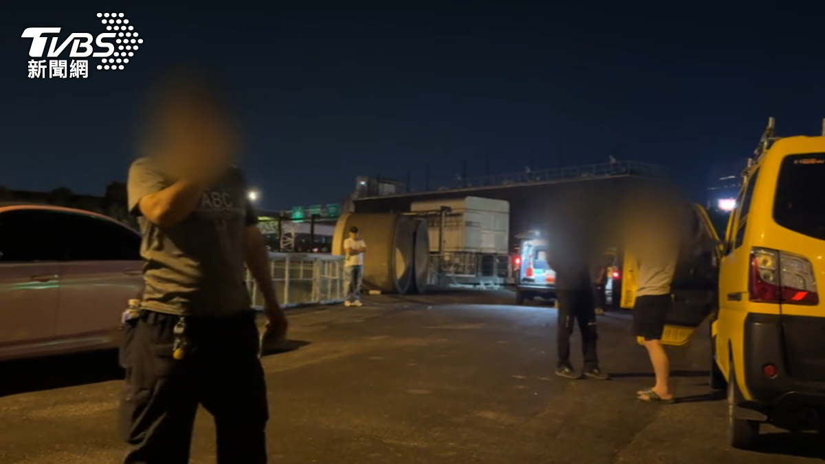 實際走訪陽光抽水站,大批工程人員與車輛在現場待命,等待退潮進入搶修。(圖/TVBS)
