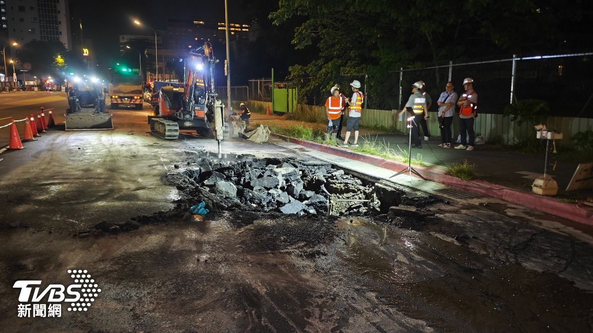 管線置換完畢後將進行路面回填與柏油鋪設，預計於今（9）日早上6點前完工並開放通車。（圖／TVBS）  ​