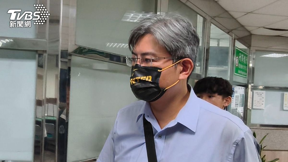 新北市政府消防局第一救災救護大隊長蕭柏恒以10萬元交保。(圖/陳冠宇攝)